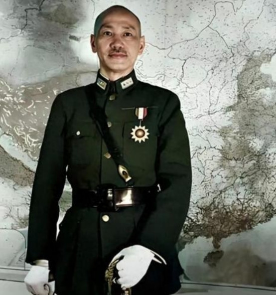 很多抗战剧里国民党人都称蒋介石为委员长，很少叫总统，核心是1932至1943年，