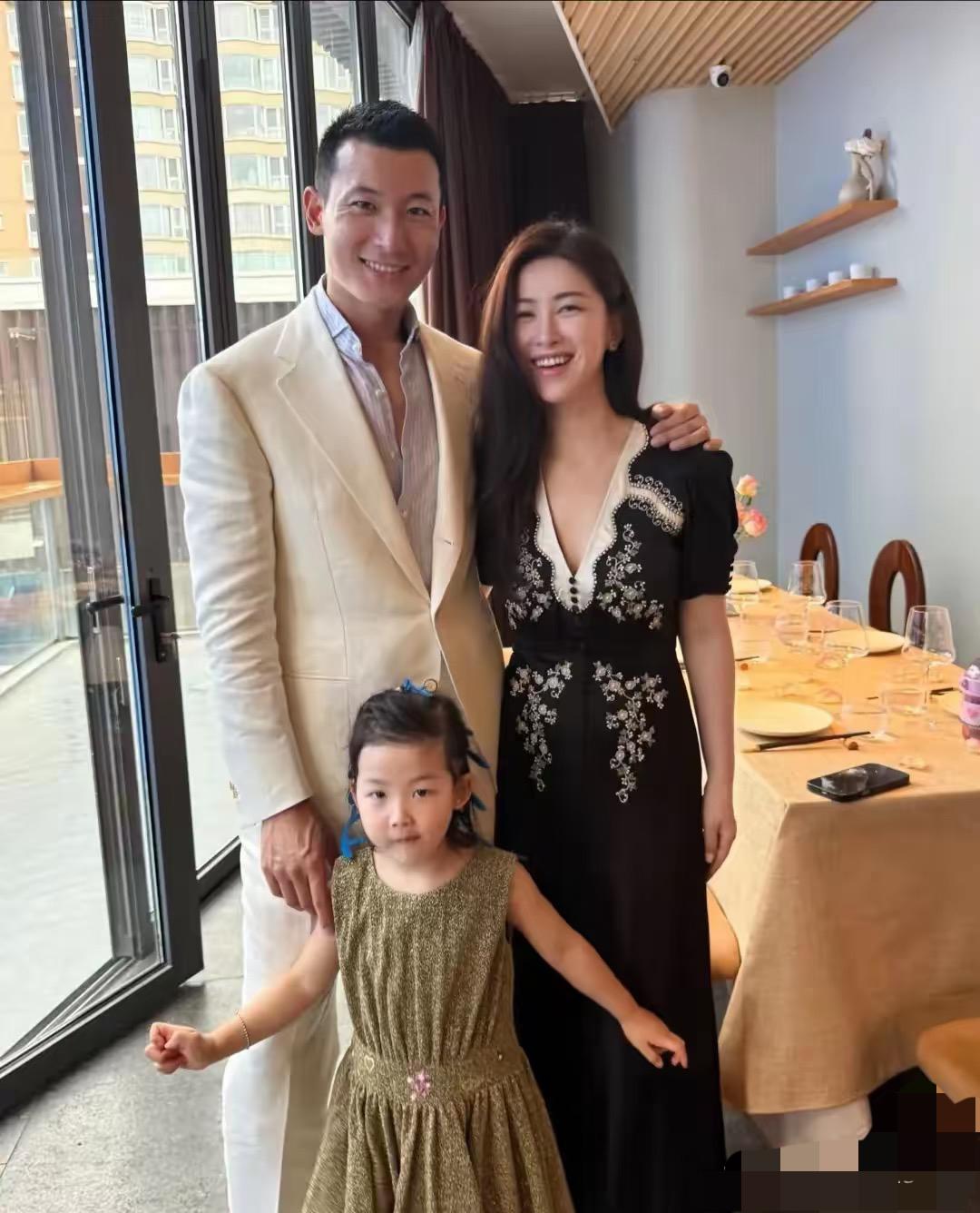 主持人问朱珠:“当时遇到你先生时，你是一见钟情吗？”她笑着否认：以前只看到表