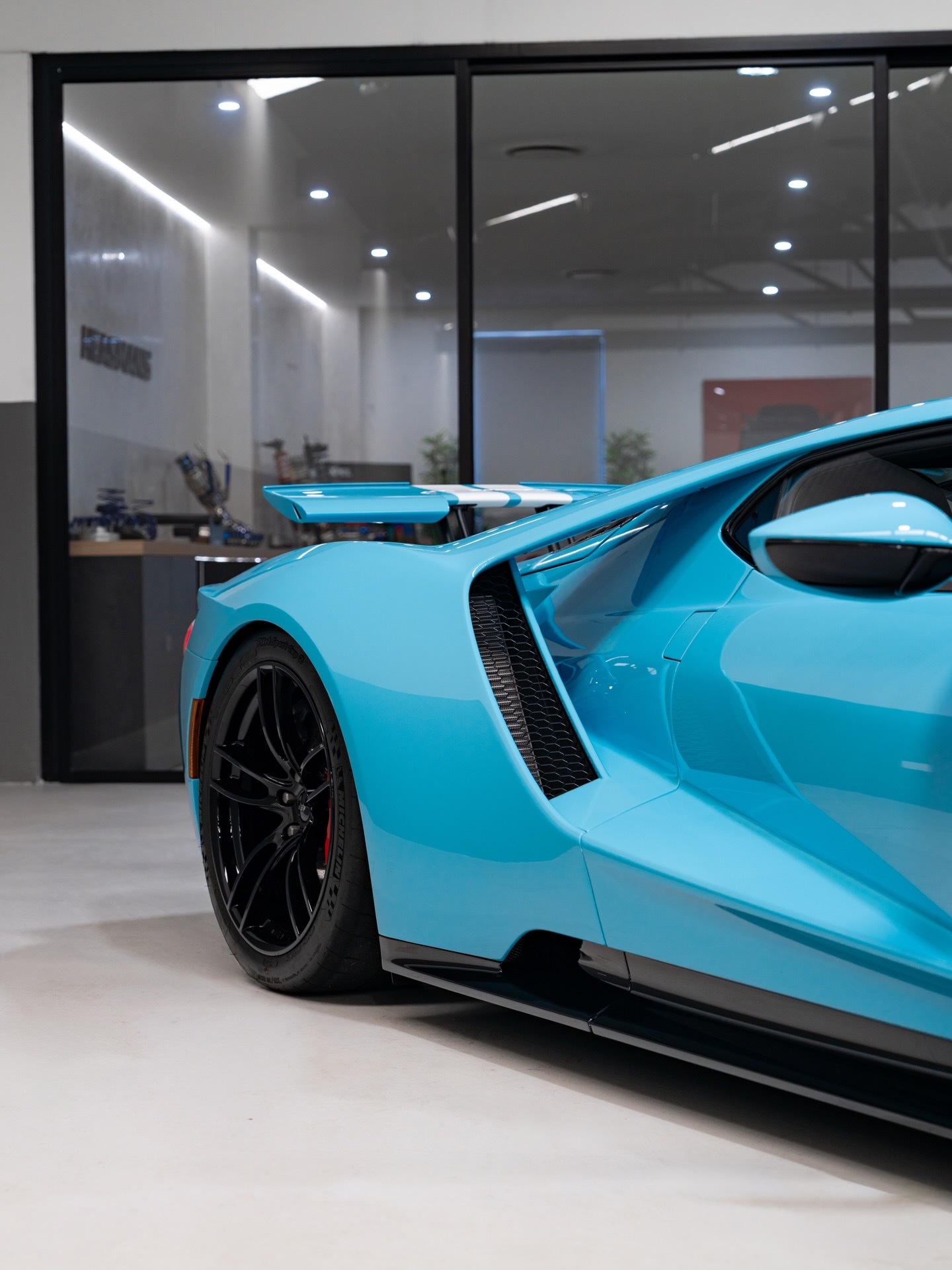 福特GT进店安装钛合金排气系统。..福特gt汽车改装car时尚