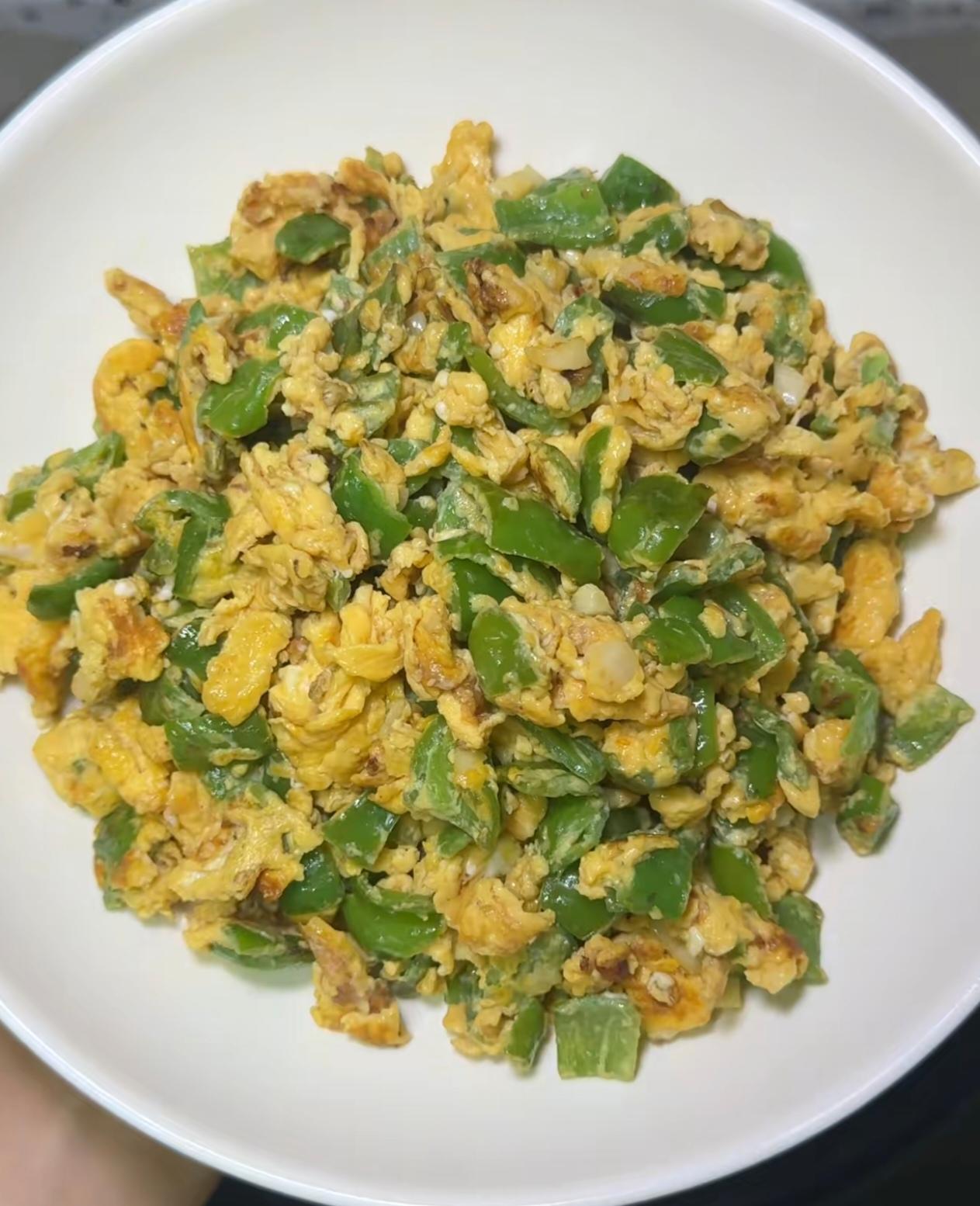 其实我原本不爱做饭，可生活硬是把我逼成了“美食家”！这些都是我平日里做的家常
