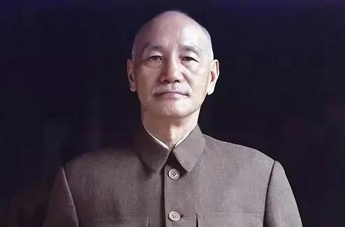 蒋介石一生只喝白开水，连茶都不碰，背后藏着不为人知的考量！年轻时蒋介石探望生病的