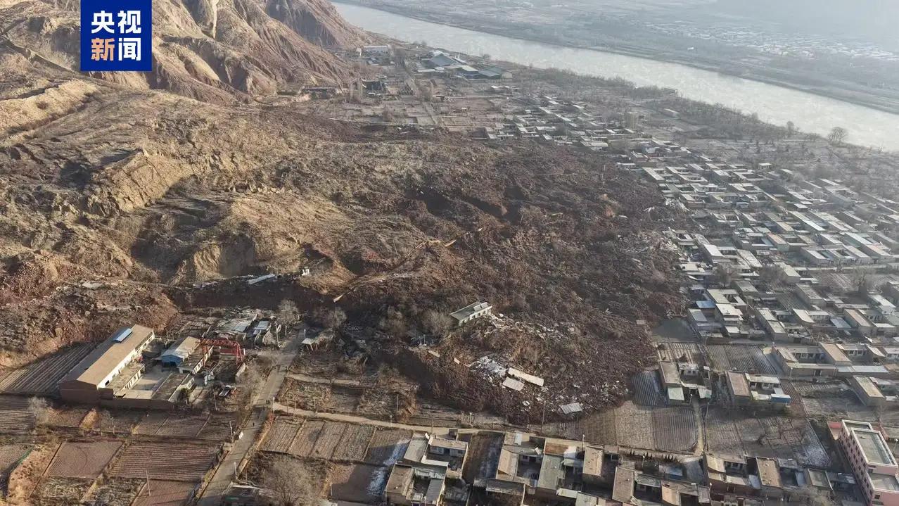 高山之下建房子确实不安全，还是搬到宽敞没有大山的地方发展，这样才不会有灾难发生，