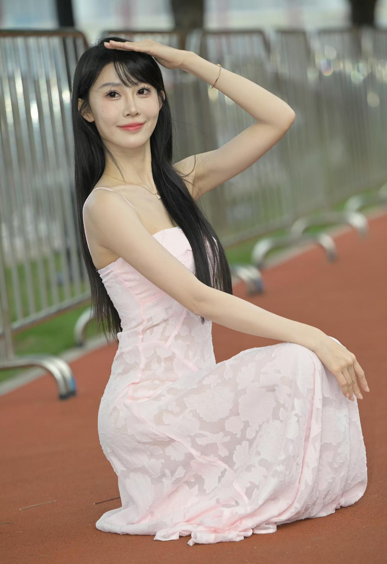 这套是“温柔仙气温柔风”穿搭，浅粉长裙+简约配饰自带清新氛围感：-单品选