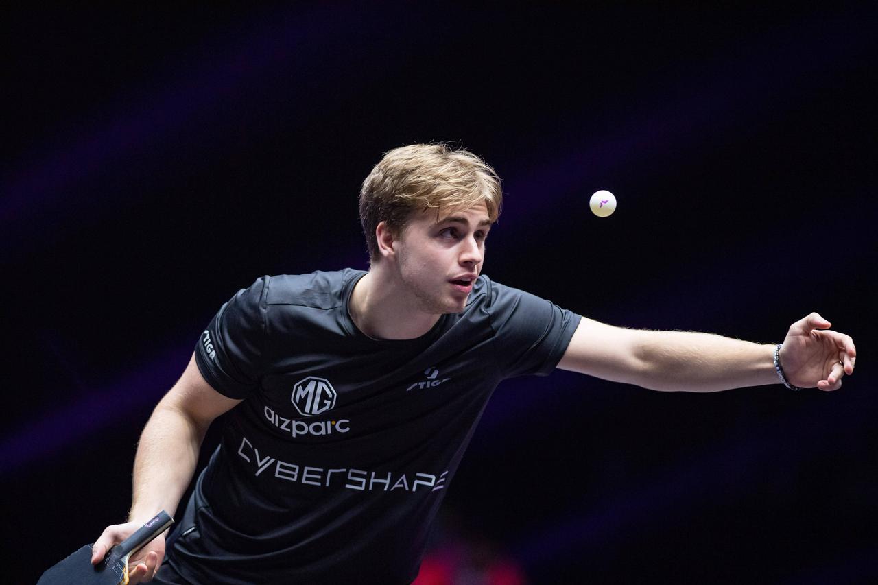 小莫2-4不敌张本，获得总决赛亚军！北京时间12月14日晚上，WTT香港总决