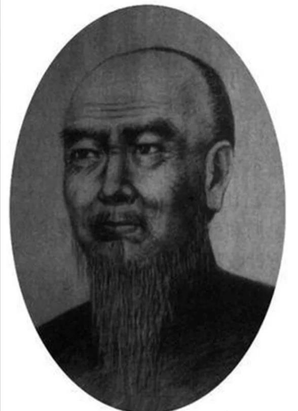 1887年，少年杨秀山外出卖玉米，救下濒死僧人，发现其领口露出少林韦陀杵印记。僧