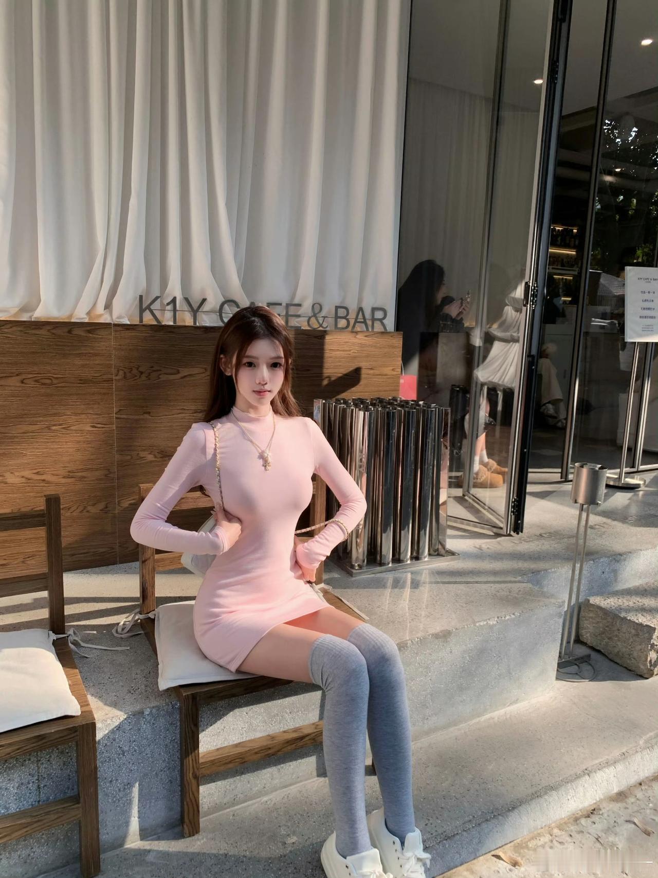 粉衣美人倚长凳，静待佳人入画来。