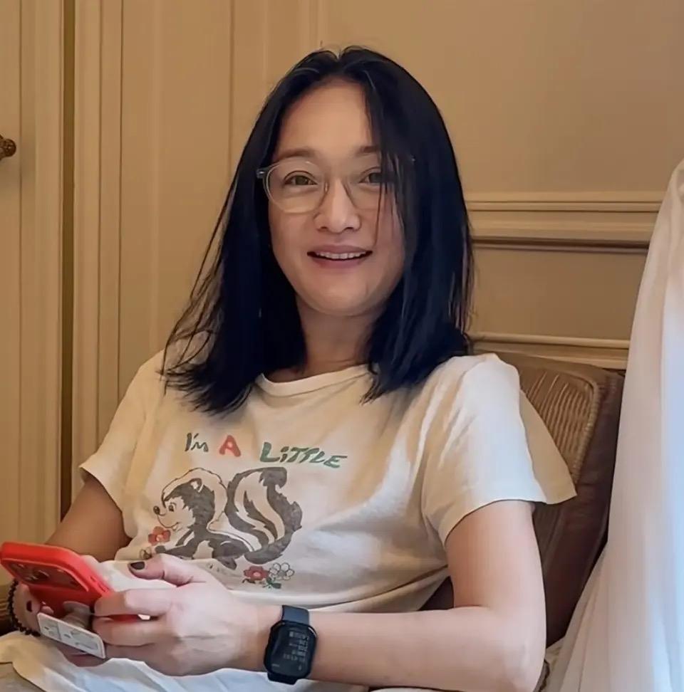 周迅自曝3天戒淀粉！吃泡面后狂游20圈，素颜惊现白发仍拼身材管理近日，周迅工