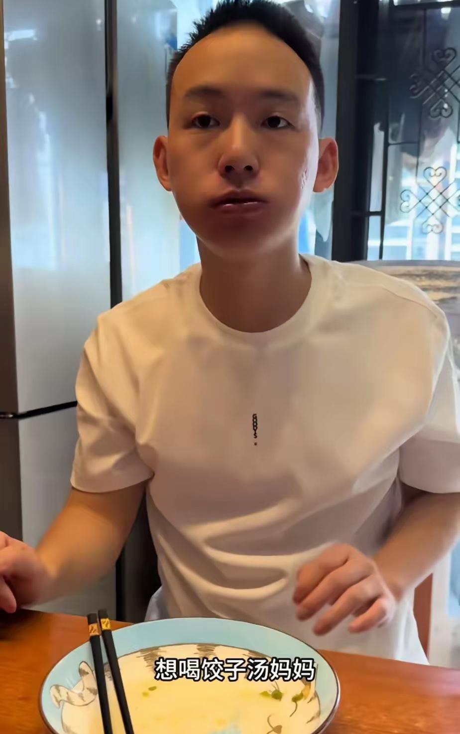 别光忙着被浩男的“想喝饺子汤”感动了，仔细看、他吃的是饺子吗？难道说，深圳那边