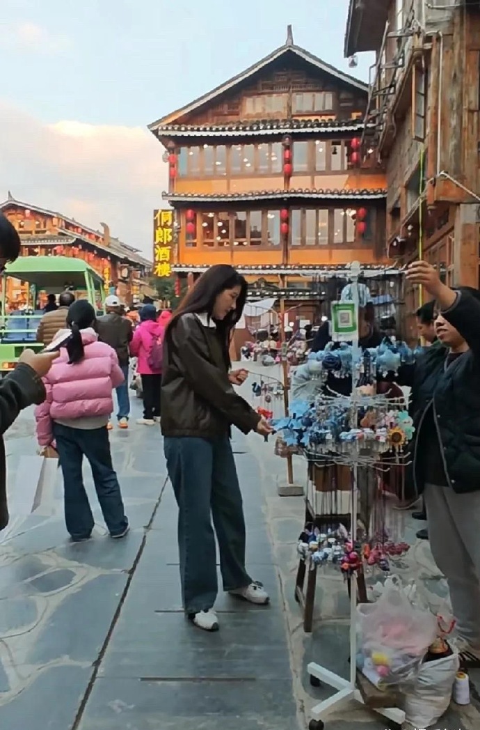 说实话，曾黎不愧为中戏公认的美人，路人镜头下的她确实美得出色。​​​