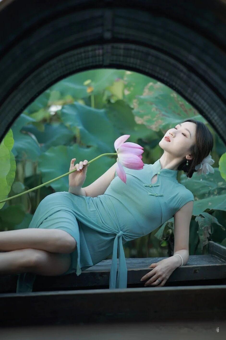 优雅旗袍与粉荷相映，静享夏日悠然时光。你见过最漂亮的女孩长什么样生活中，真有过