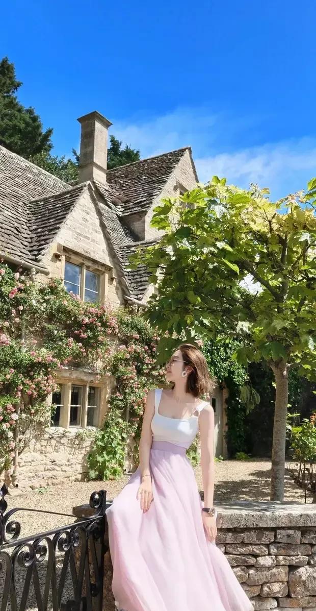 唐艺昕漫步英国最美乡村！网友：这笑容能融化英式下午茶？7月11日，唐艺昕在社交