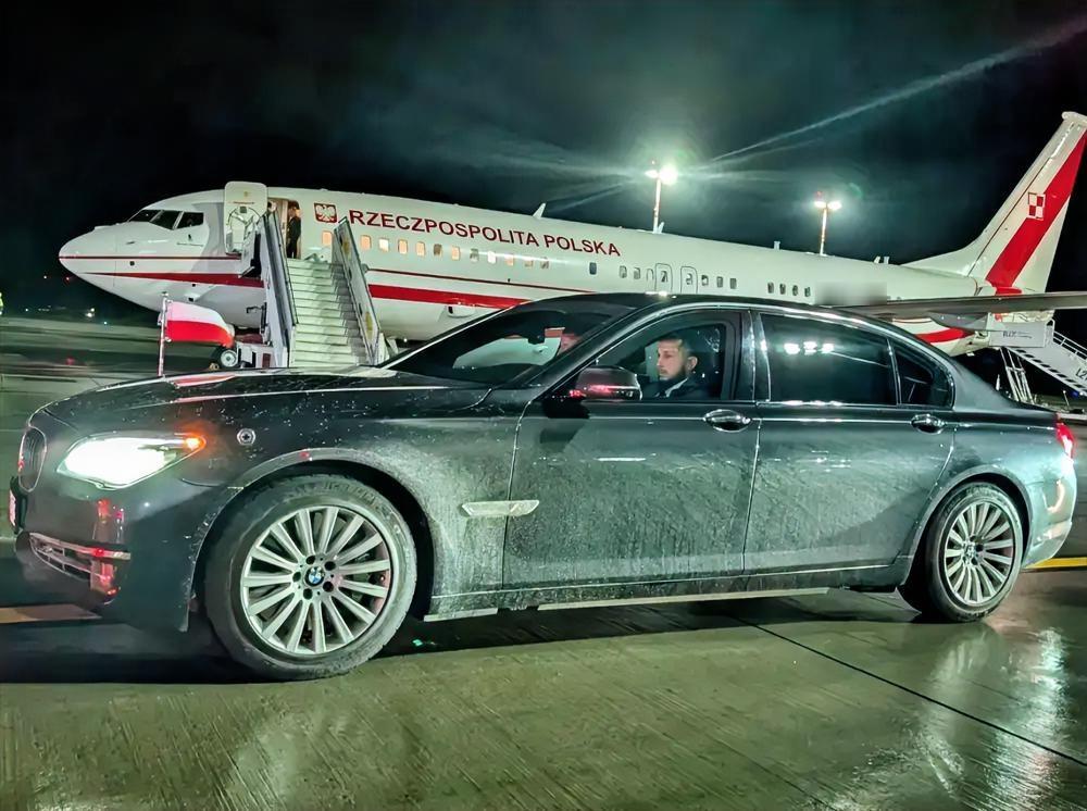 拉脱维亚此番操作，伤害性不大，侮辱性却极强！据报道，波兰总统到访拉脱维亚，拉