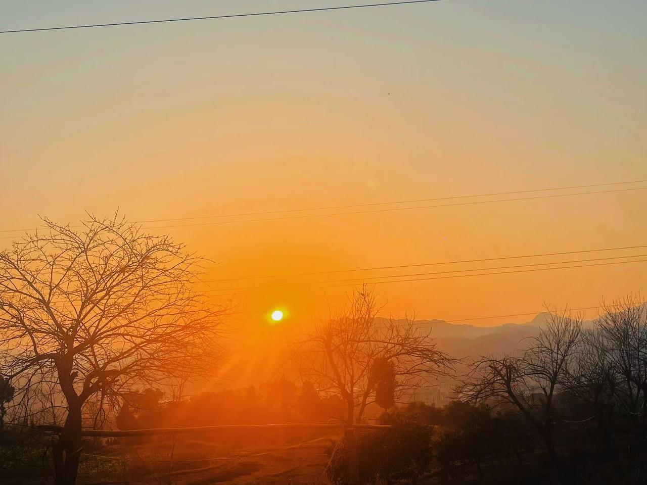 一位自媒体人说：错峰过年，错峰放假，错峰旅行。这句话看似简单，却戳中了无数