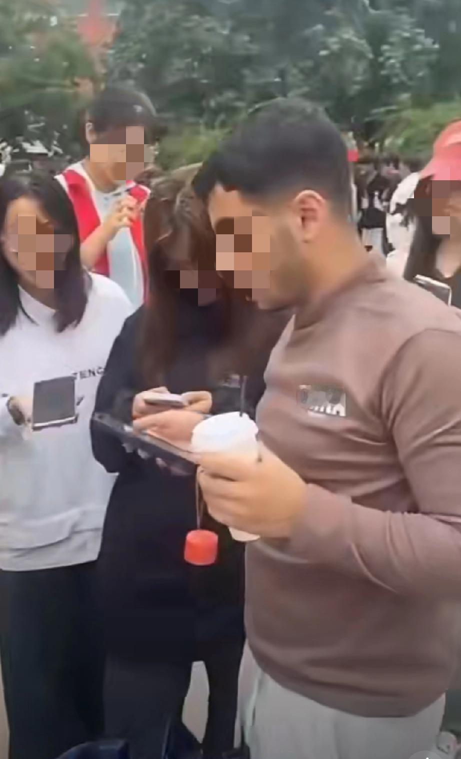 外国人这么受中国部分女性欢迎的原因到底是什么？近日，网传在一家高校门口，一个看