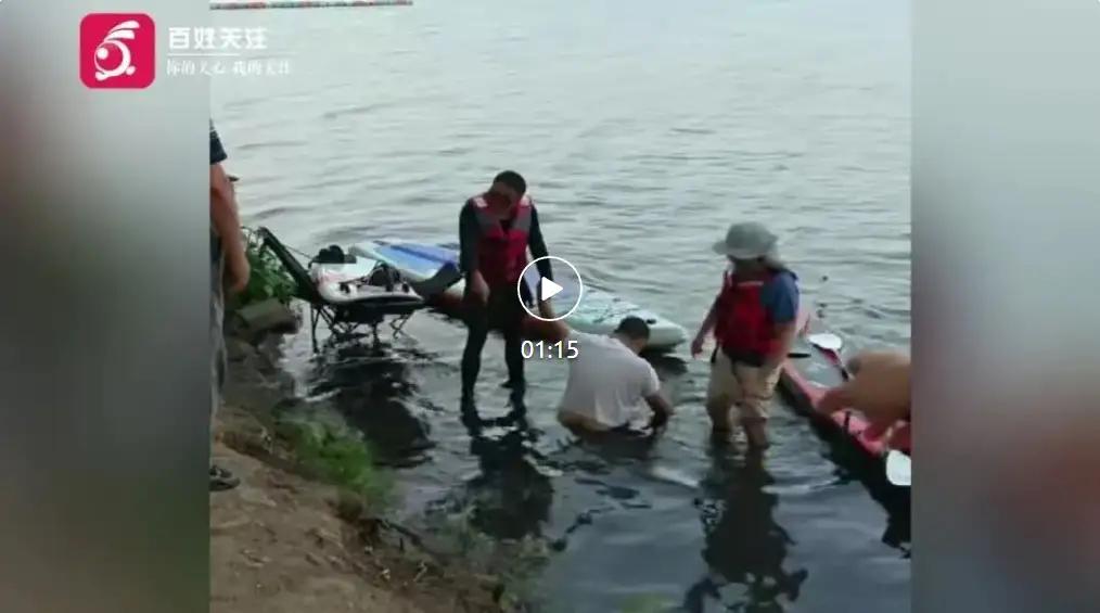 “终于见证什么叫‘酒肉朋友’了！”辽宁沈阳，一男子喝醉了酒，竟下湖游泳直接溺水