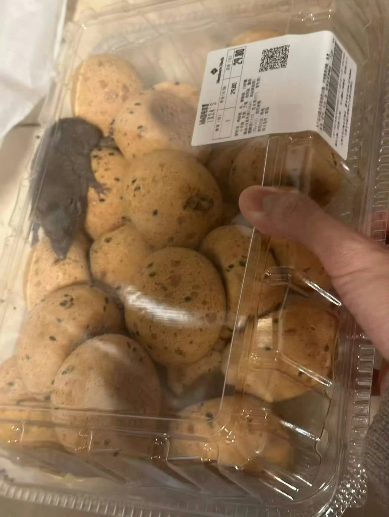 山姆致歉山姆道歉了，麻薯里面进活老鼠是真的，初步判断是在取货点被偶然侵入。可是买