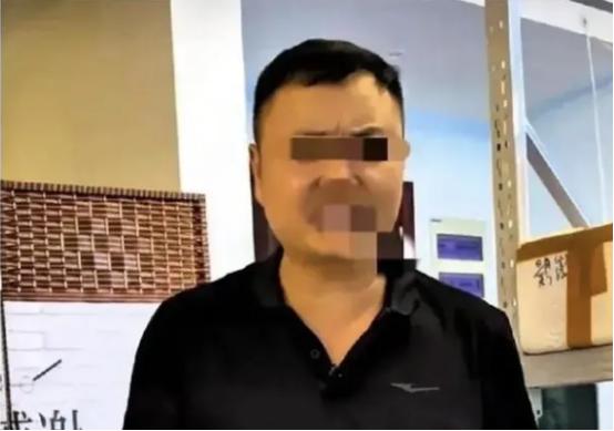 云南昆明一对夫妻闹离婚，让民政局里围观的群众大跌眼镜。丈夫月薪一万多，妻子却硬要