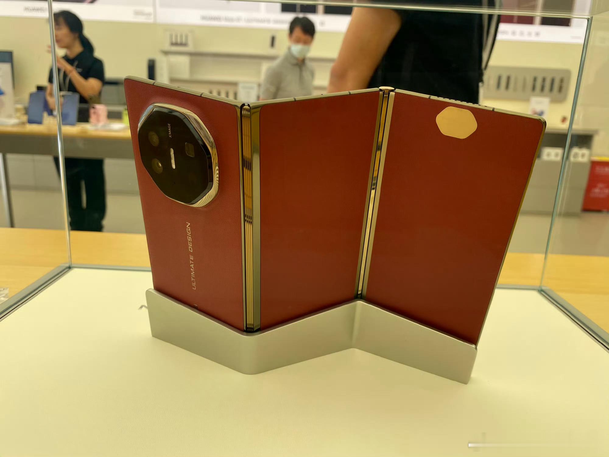 据说；华为MateXT三折叠已售40万台！一台2万多的手机卖40万台，你们觉得