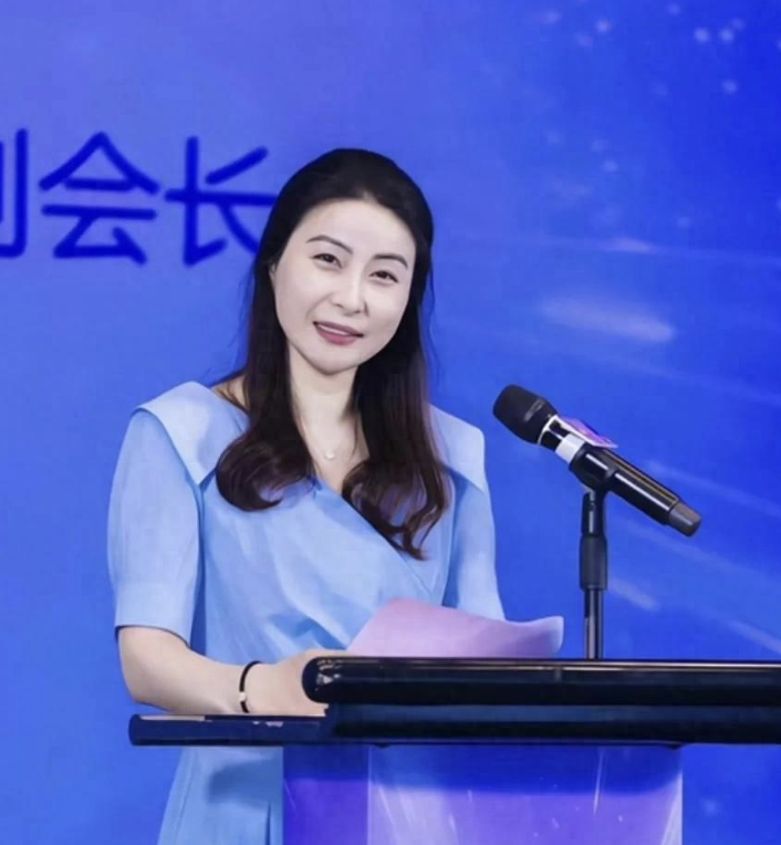 郭晶晶蓝裙现身南沙游艇会独美封神尽显主母气场