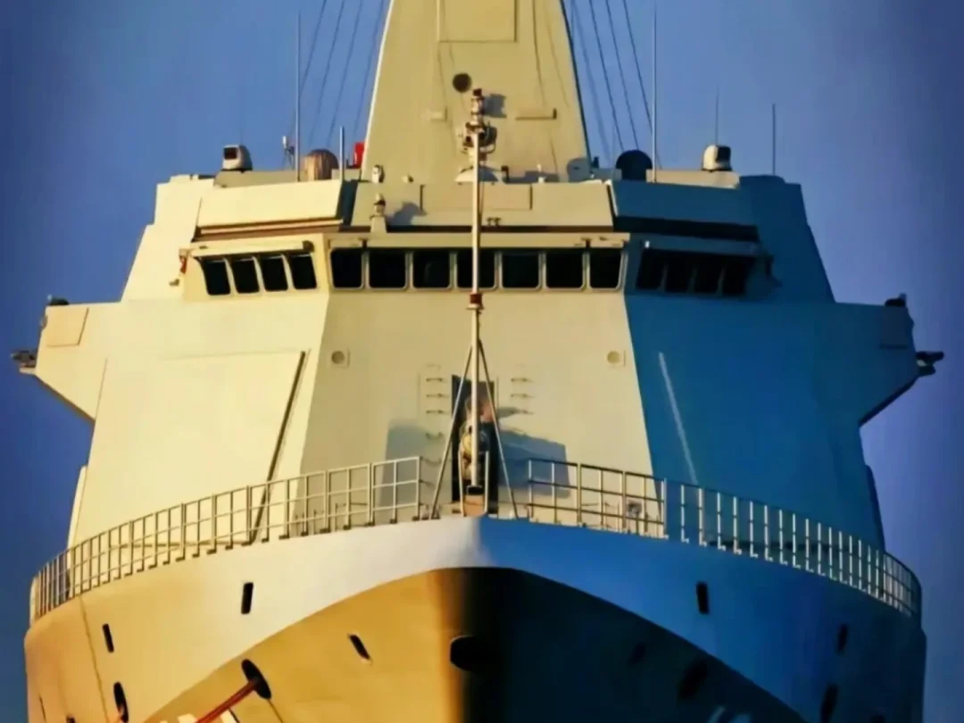 很多人会问，055在航母编队到底干什么？
防空、挡导弹、反潜，这些都对。
但它不只是一艘功能战舰，更是编队的节奏掌控者。
它未必第一个出手，却能决定谁何时开火，牢牢守住整片海域的安全。#军事科普 #军事爱好者 #大国重器彰显大国力量 #中国海军 #055万吨大驱