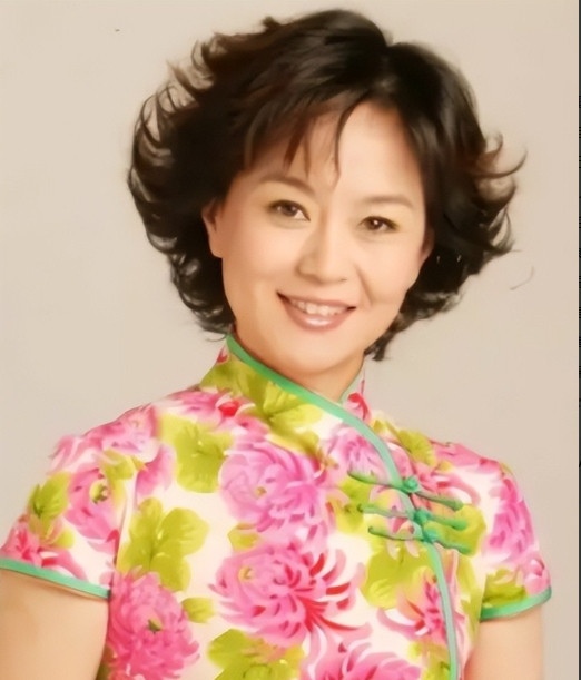 1999年，鞠萍向丈夫提出了离婚，丈夫却提出孩子和钱只能带走一样。鞠萍一听就知道