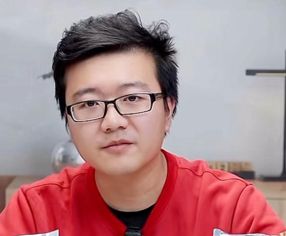 亚运会男团首秀，王楚钦为啥没有首发？莱维说了实话！他说：打澳门队大头还用上吗？