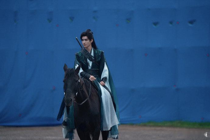 苏暮雨的嘴绝对是暗河秘密武器,表面执伞翩翩公子,实则字字诛心,别人对决拼武力,他