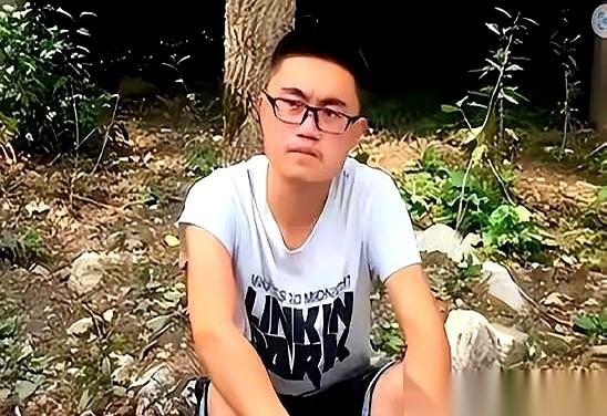 高考前两天，四川绵阳一个叫陈亮的18岁男孩，给老师发了条信息。“爸走了，考试我