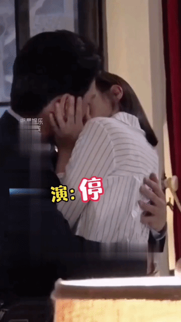 白百何和靳东拍吻戏的状态不对啊，这场吻戏既然是好不容易通过了，第一时间不是应该赶