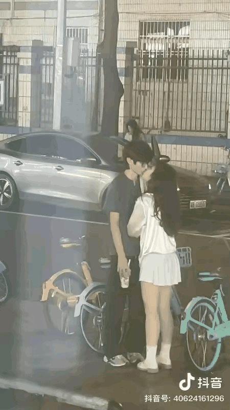 美女，你推推面前这帅哥，看他是倒地，是退，还是往兴跑就证明他还“活着”[捂脸哭]