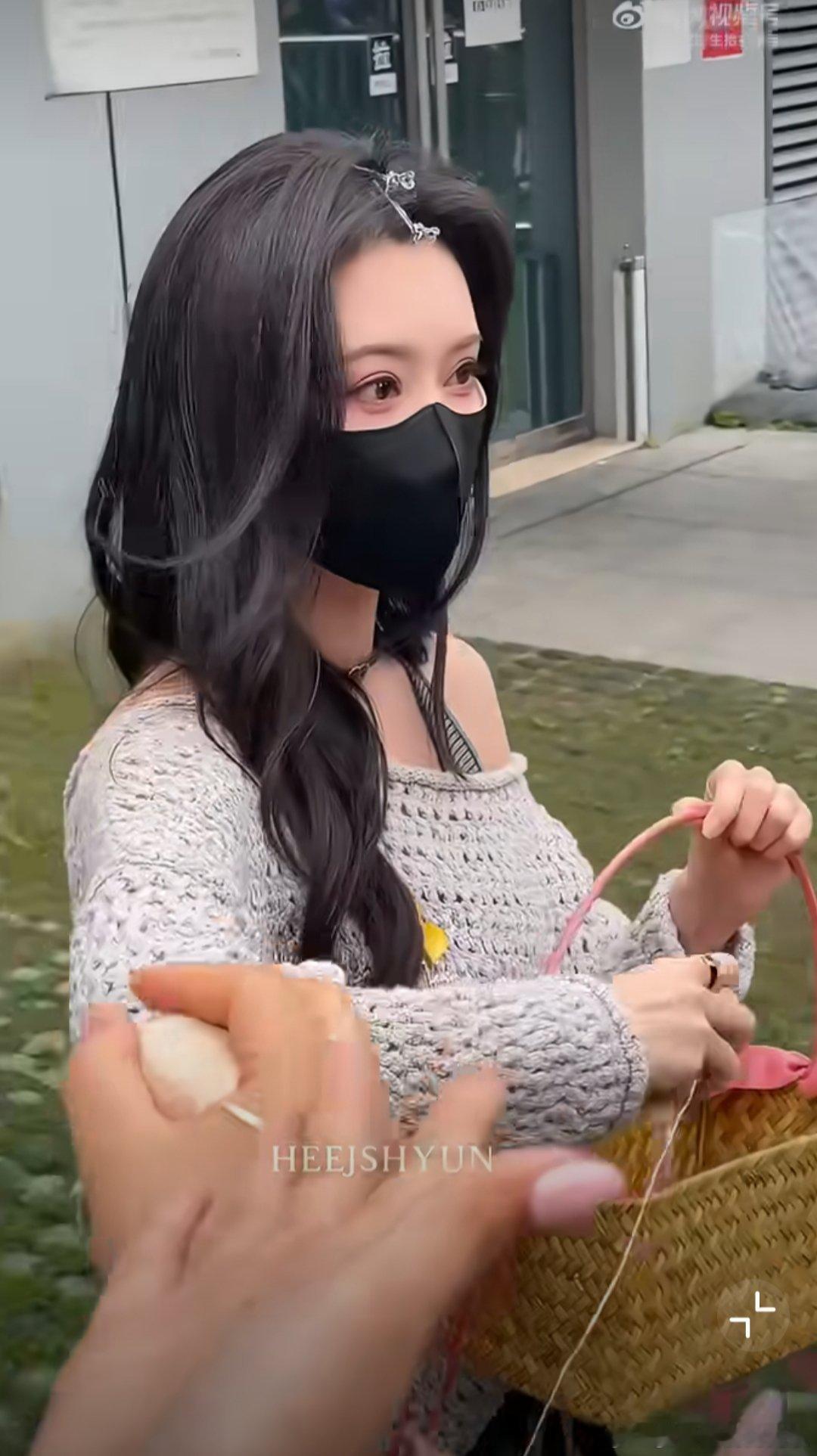 孟子义Hi6上班发礼物孟子义Hi6上班发香包孟子义《你好星期六》上班路透，孟姐给