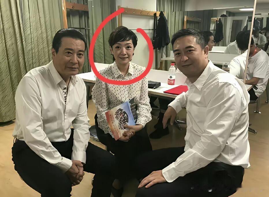 三位明星的同框合影，左边脸有点大的这位演员叫许文广，代表作有《芈月传》、《人民的