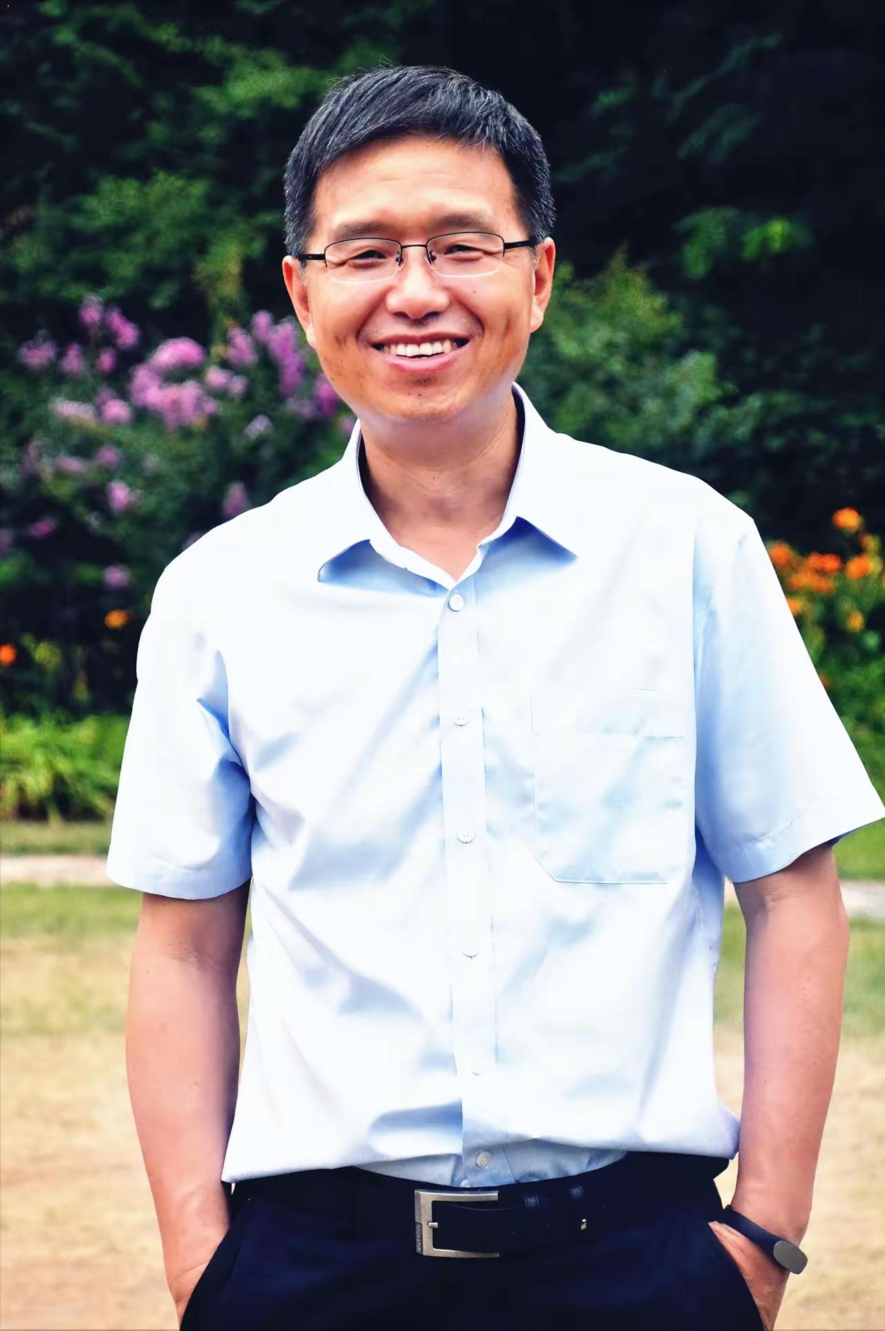 胡泳当了半辈子北大教授，现在却每天给母亲换尿布、擦身子。他说了一句话，让无数中年