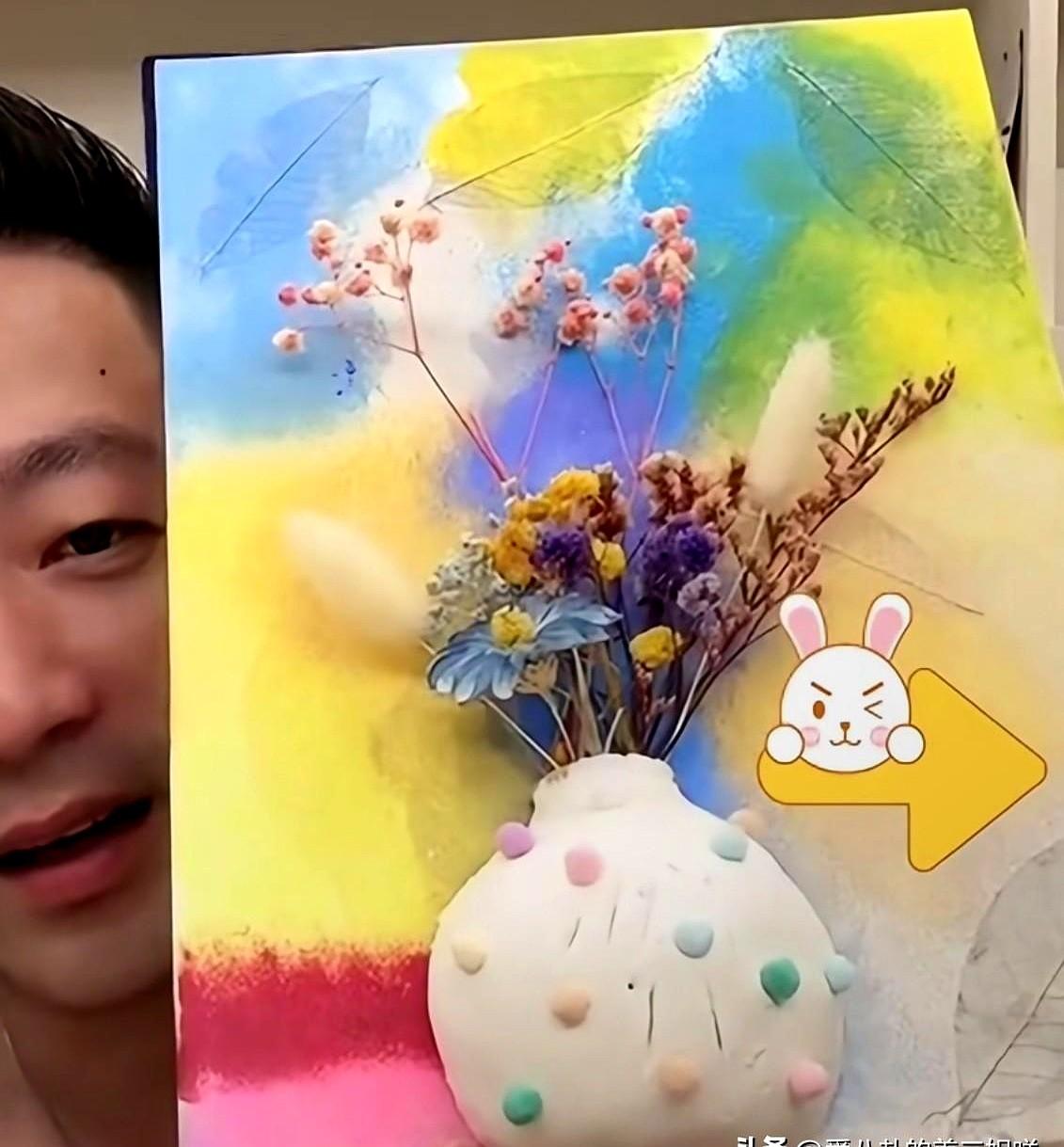 汪小菲心里还是有点数的，没有特别强调是送给马筱梅的母亲节礼物！镜头里他举着闺