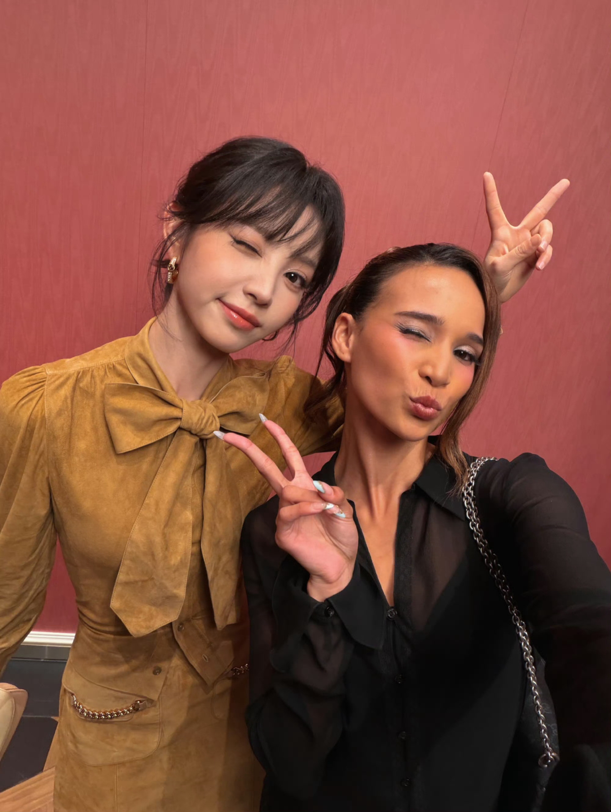 田曦薇被自己美一大跳田曦薇新加坡合照怎么做到每一张都那么好看，每一张都一眼锁定小