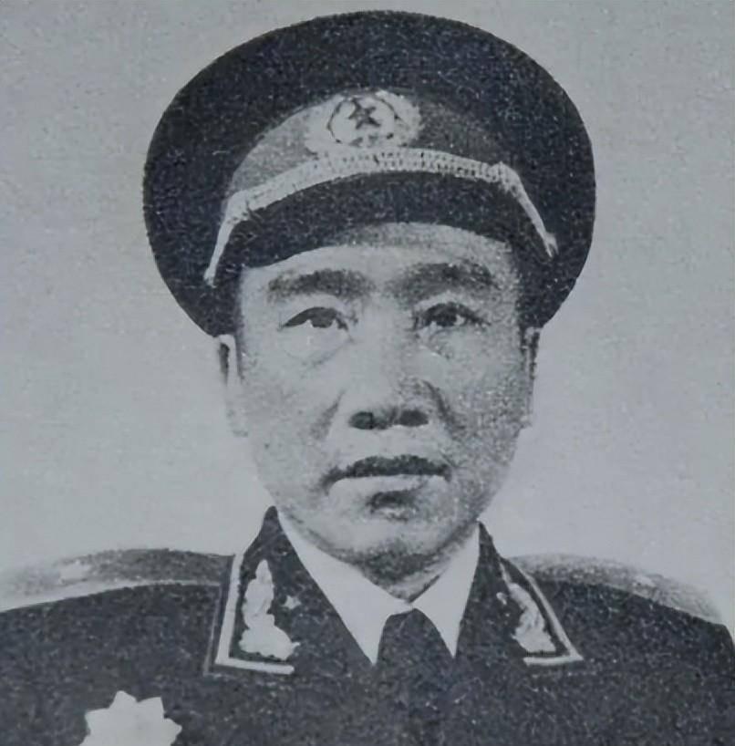 1955在举行授衔仪式之际，他竟猛地一把扯下肩章，而后扬长离去，紧接着便