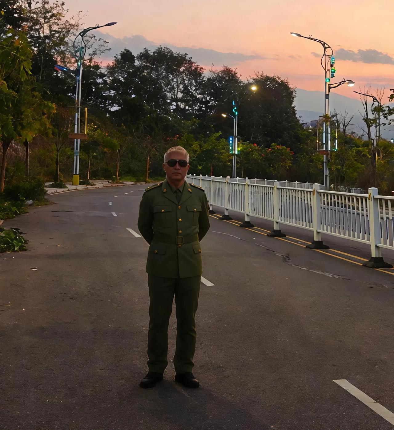 说是横店影视城当群众演员一天搞好了也能对付几百块。​20多年前我带战友二驴子去