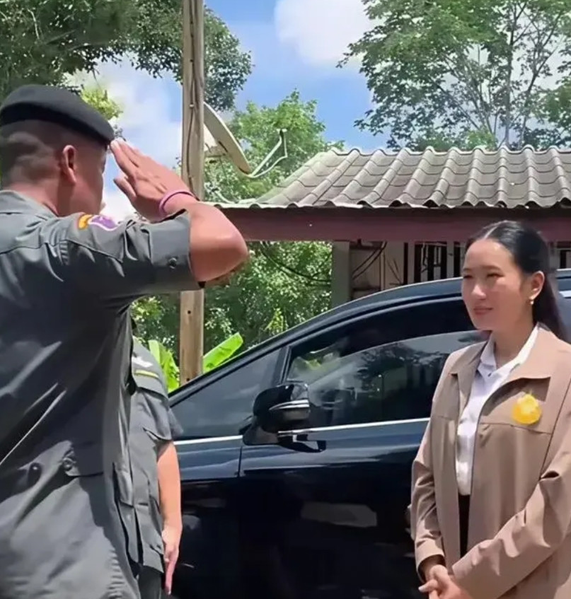 这一次佩通坦赢了，不是因为她冒着生命危险来到边境视察，也不是泰国拿下了茄子山，而