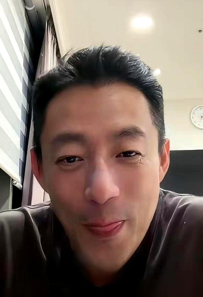 汪小菲这出“断头戏”演砸了！前一秒刚发朋友圈要跟张兰断绝关系，下一秒母子俩竟联手