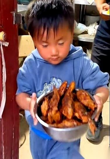 那个叫“三行”的孩子，曾被无数网友断言“以后大概率是个傻子”。当年这孩子刚出生