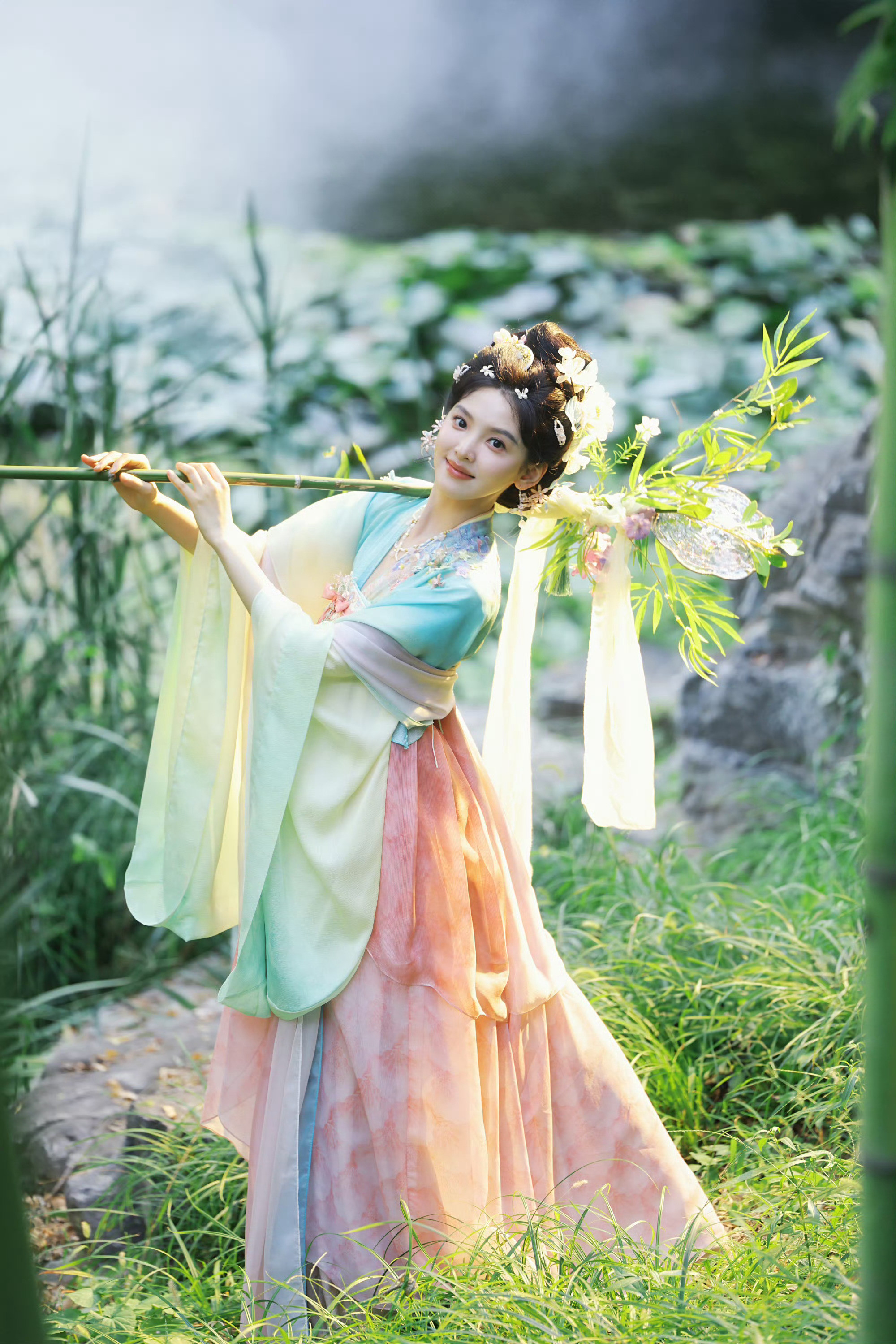 章若楠即将迎来第一部古偶女主剧《春日宴》，先发来一组写真，看看适合古装吗👀​