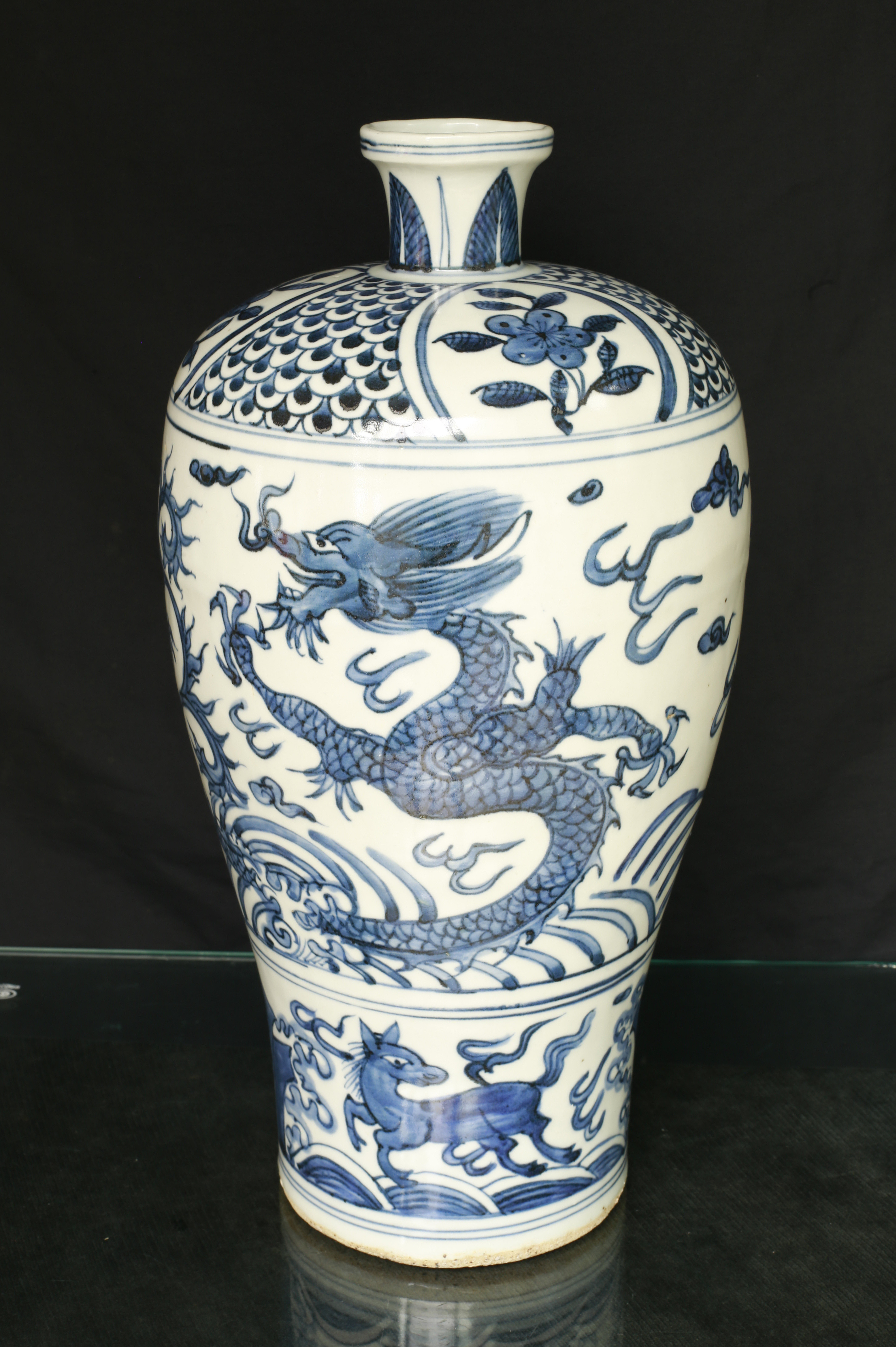 明万历青花螭龙海马纹梅瓶一件尺寸：高37.7厘米，腹径19.7厘米，口径6厘米，