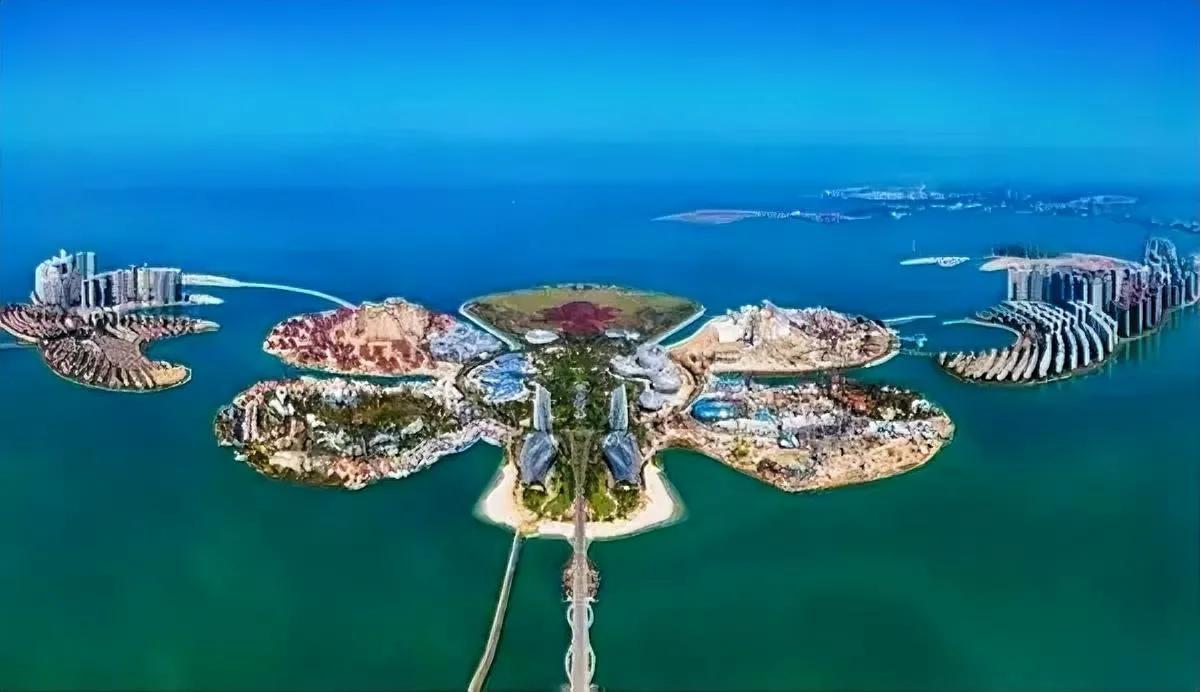 恒大的下坡路是2013年踩的坑因为810亿砸了海花岛810亿啊，不是