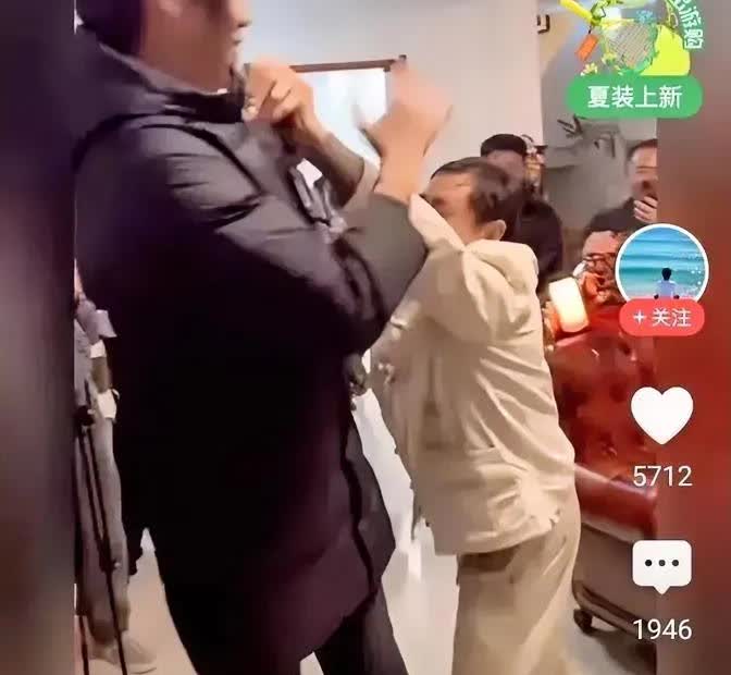 马保国这号人物真是让人一言难尽。他号称“浑元形意太极拳掌门人”，起初很多人真以为