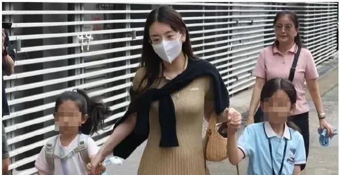 方媛怀着八个月的三胎，仍亲自接送女儿上学。私下穿搭随意，却难掩好气色，依旧很美。
