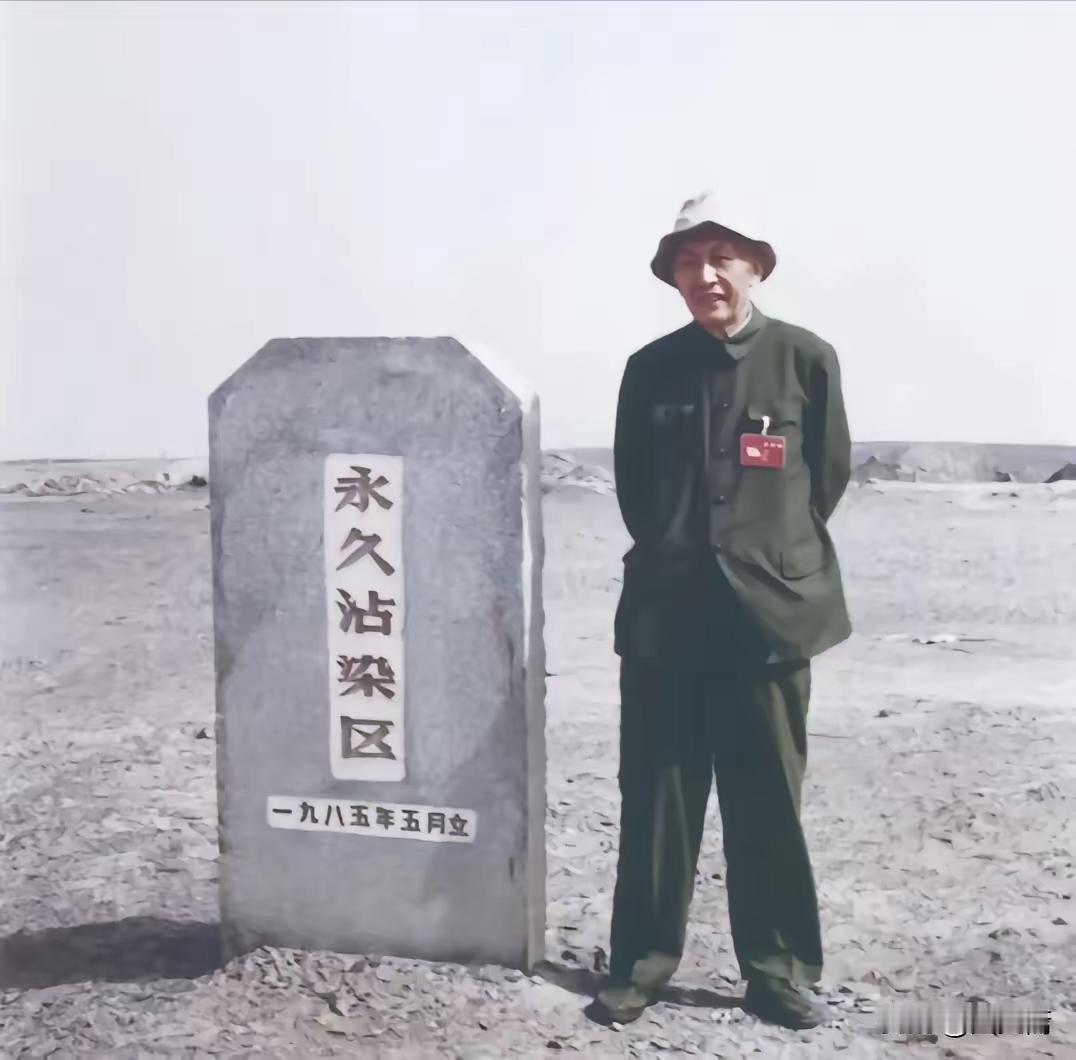 1993年，古稀之年的朱亚光重回罗布泊，来到当年的试验场，站在“永久沾染区”的界