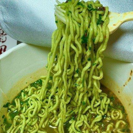 韩国人来中国也逃不了买泡面香菜泡面遇到了最懂他的外国人中国泡面种类很多，从香辣到