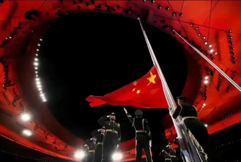 🌞为什么中国要不顾一切玩了命地发展军事？因为怕，中国人怕极了，怕自己还像8