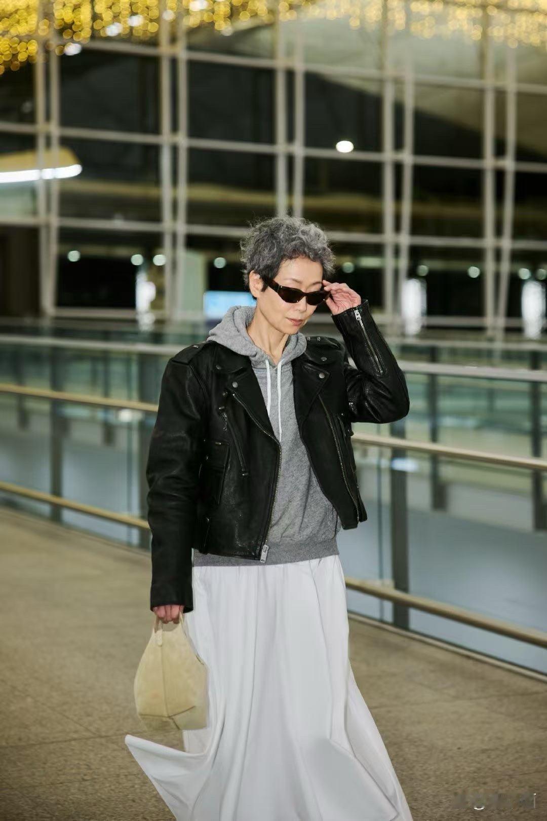 真的被叶童的老年穿搭狠狠惊艳！黑色皮衣叠搭灰色卫衣，再配上小白裙，时髦减龄还自带