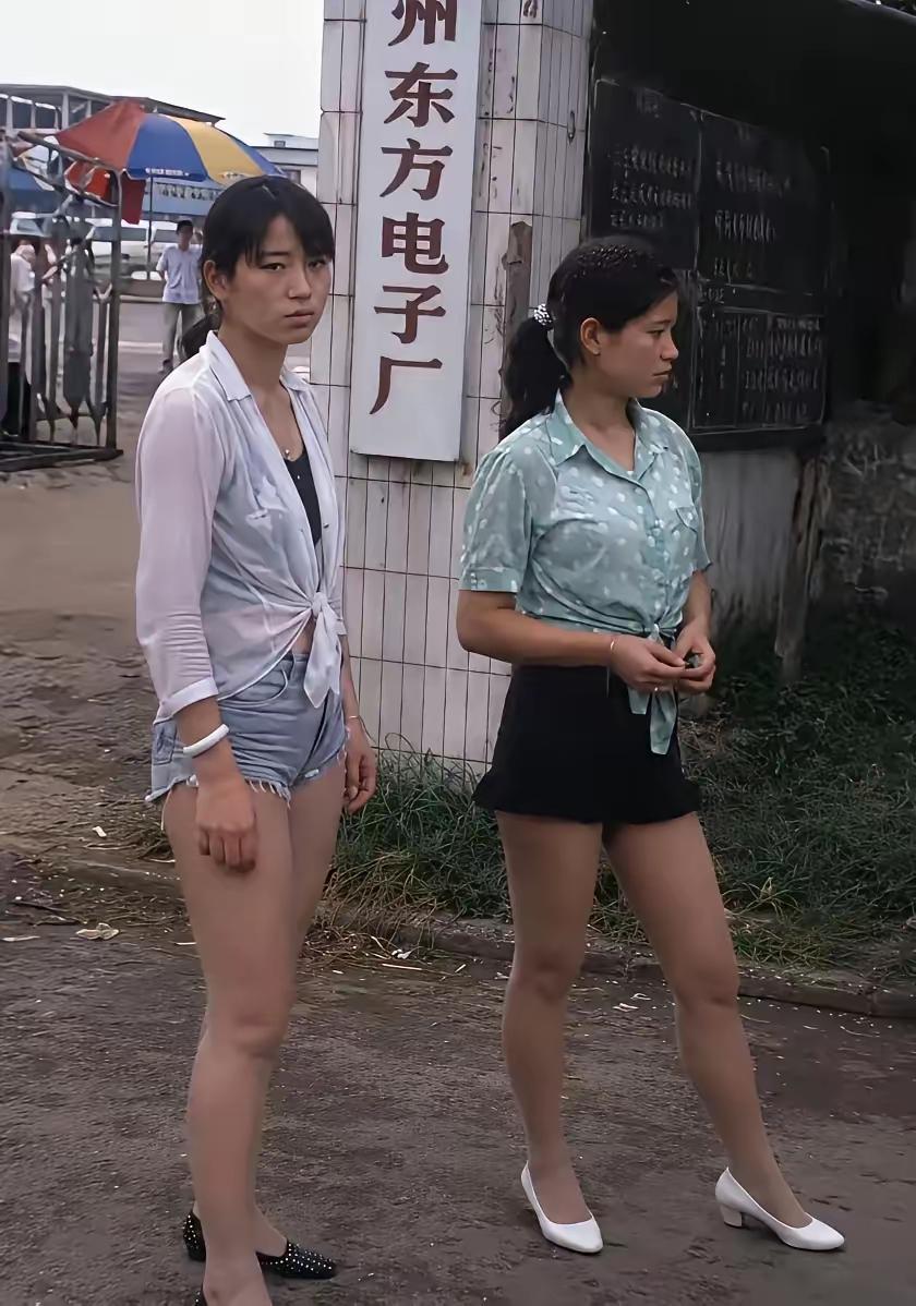在那个在电子厂打工的年代他们绝对都是大美女，那时候可没有化妆都是纯素颜，只要五官